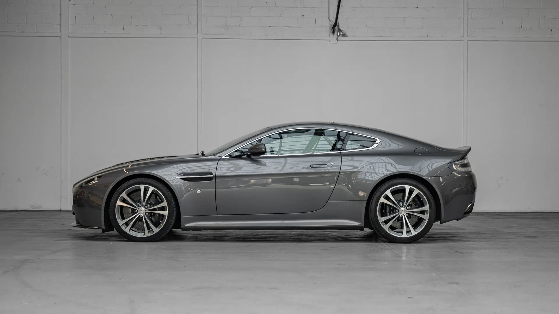 Aston Martin Vantage — photo 5