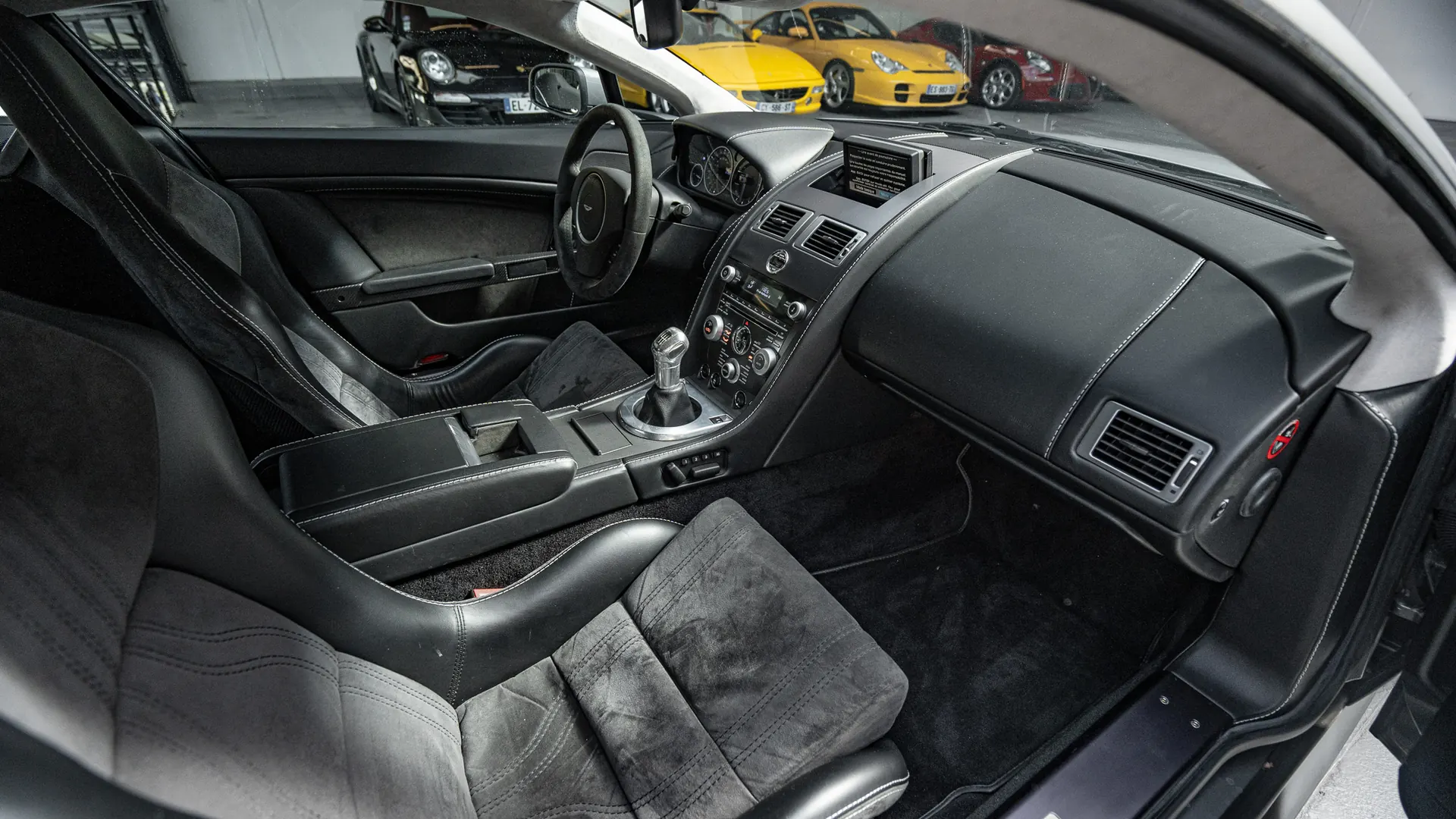 Aston Martin Vantage — photo 11