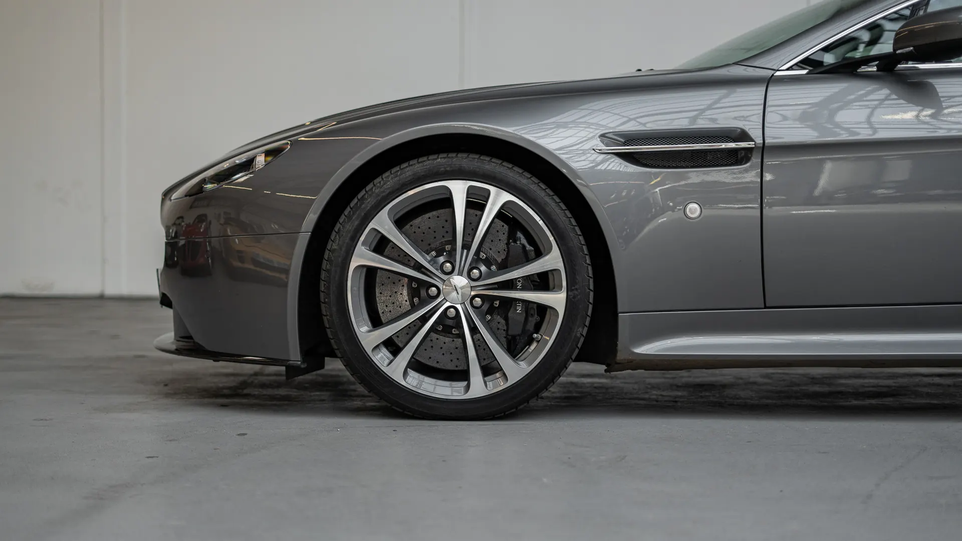 Aston Martin Vantage — photo 6