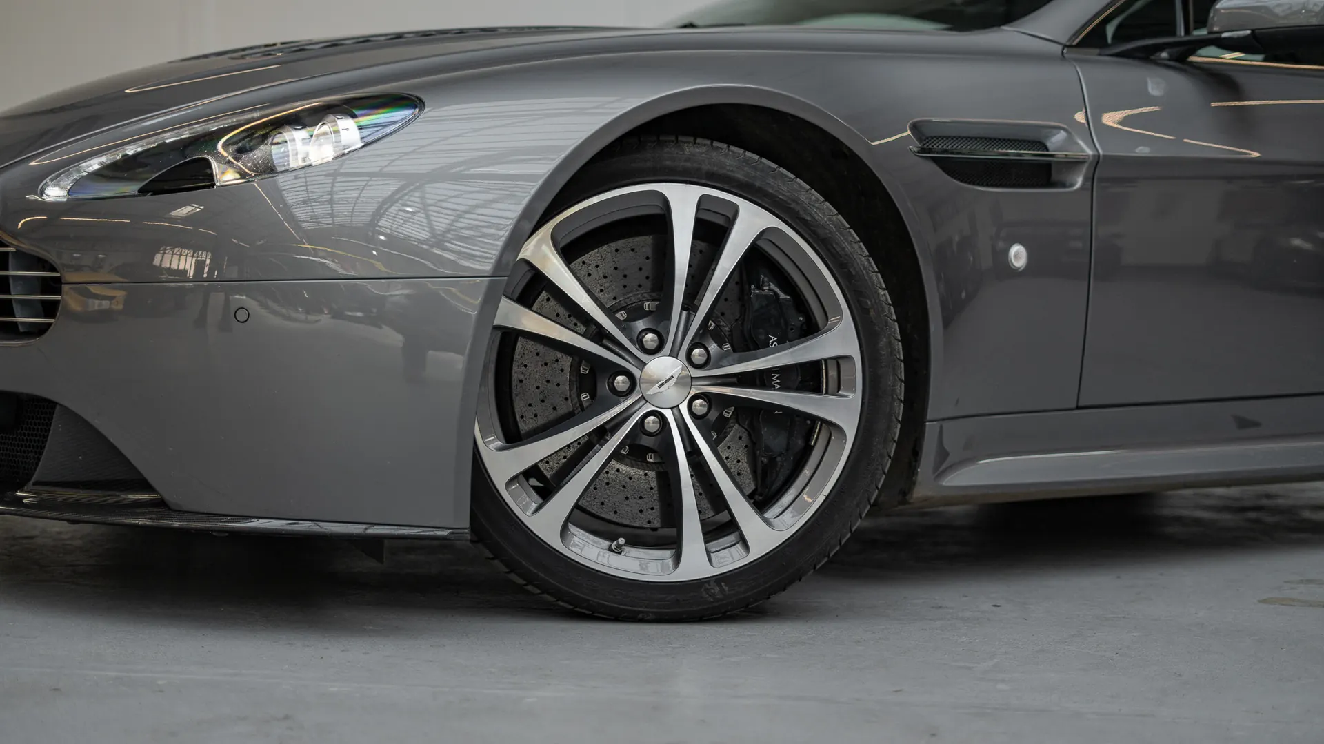 Aston Martin Vantage — photo 32