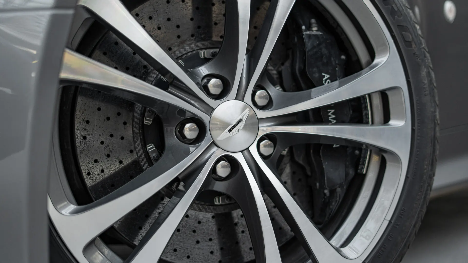 Aston Martin Vantage — photo 33
