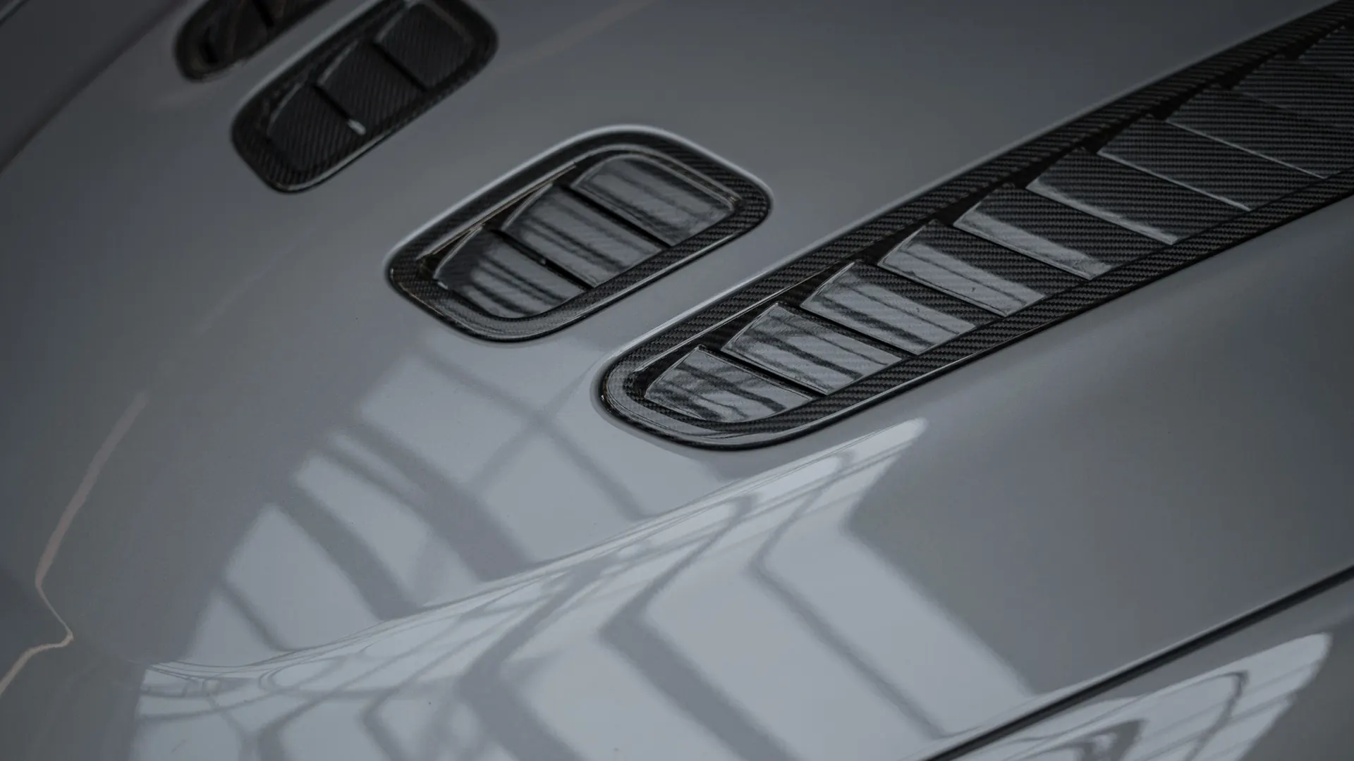 Aston Martin Vantage — photo 30