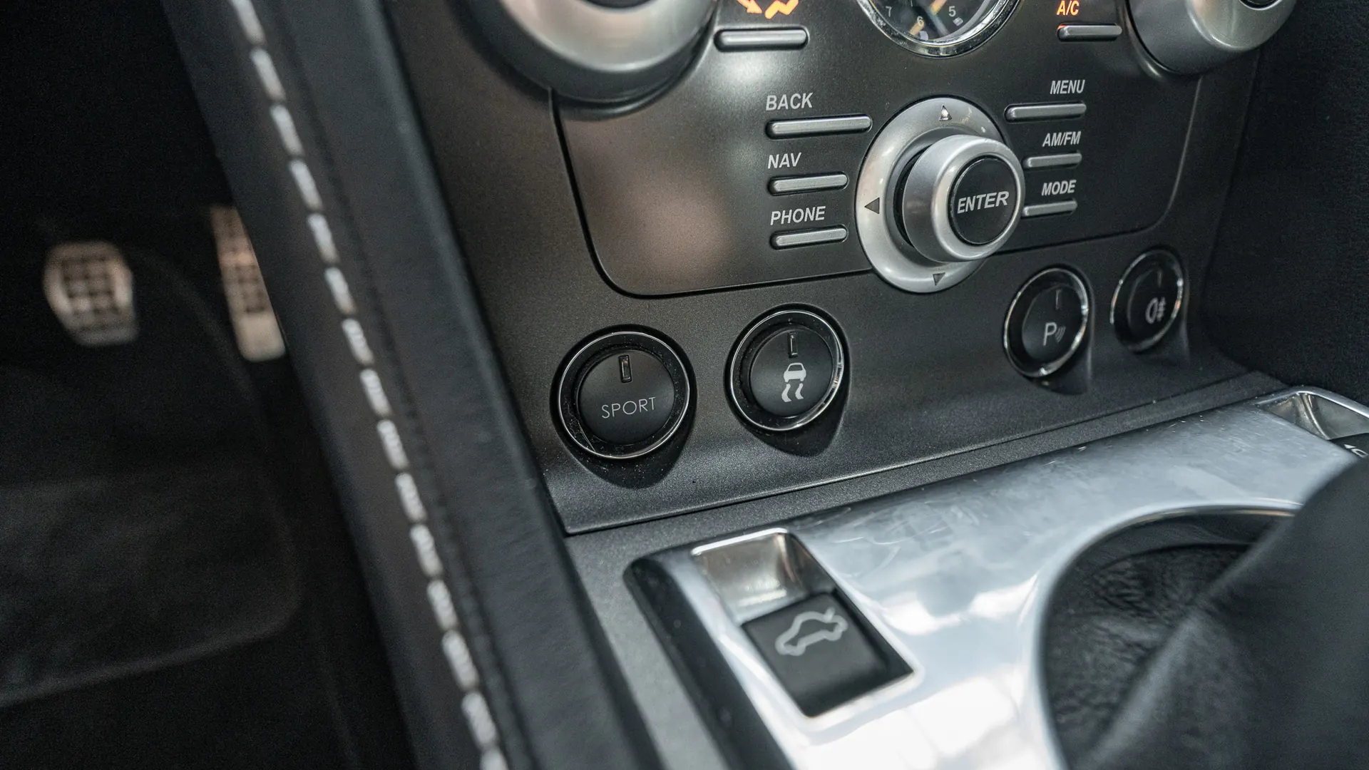Aston Martin Vantage — photo 17