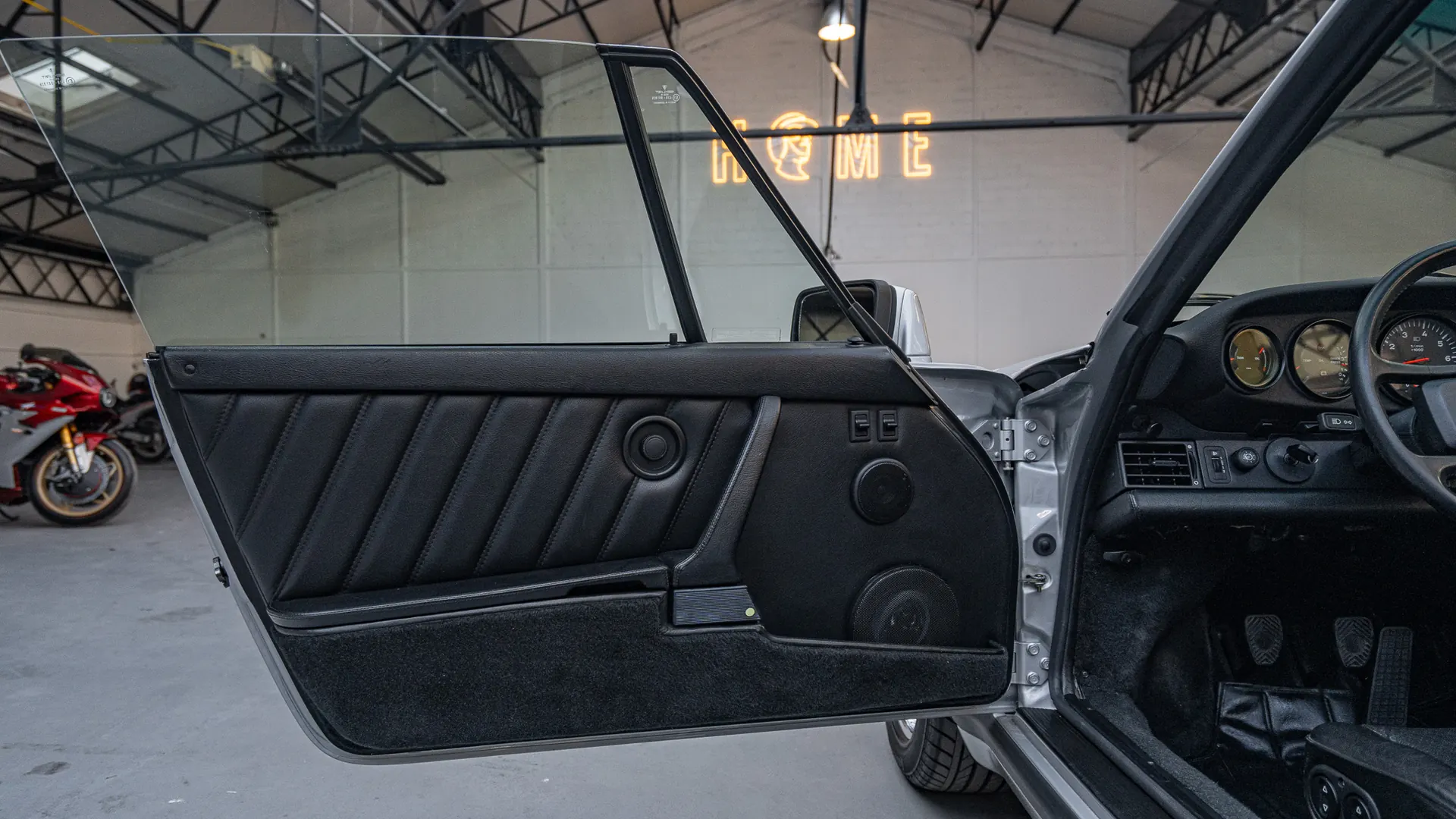 Porsche 911 — photo 25