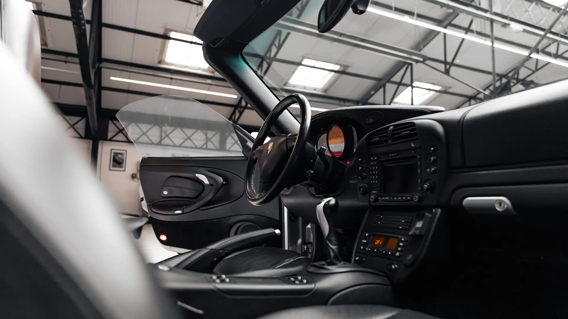 Porsche 911 — photo 25