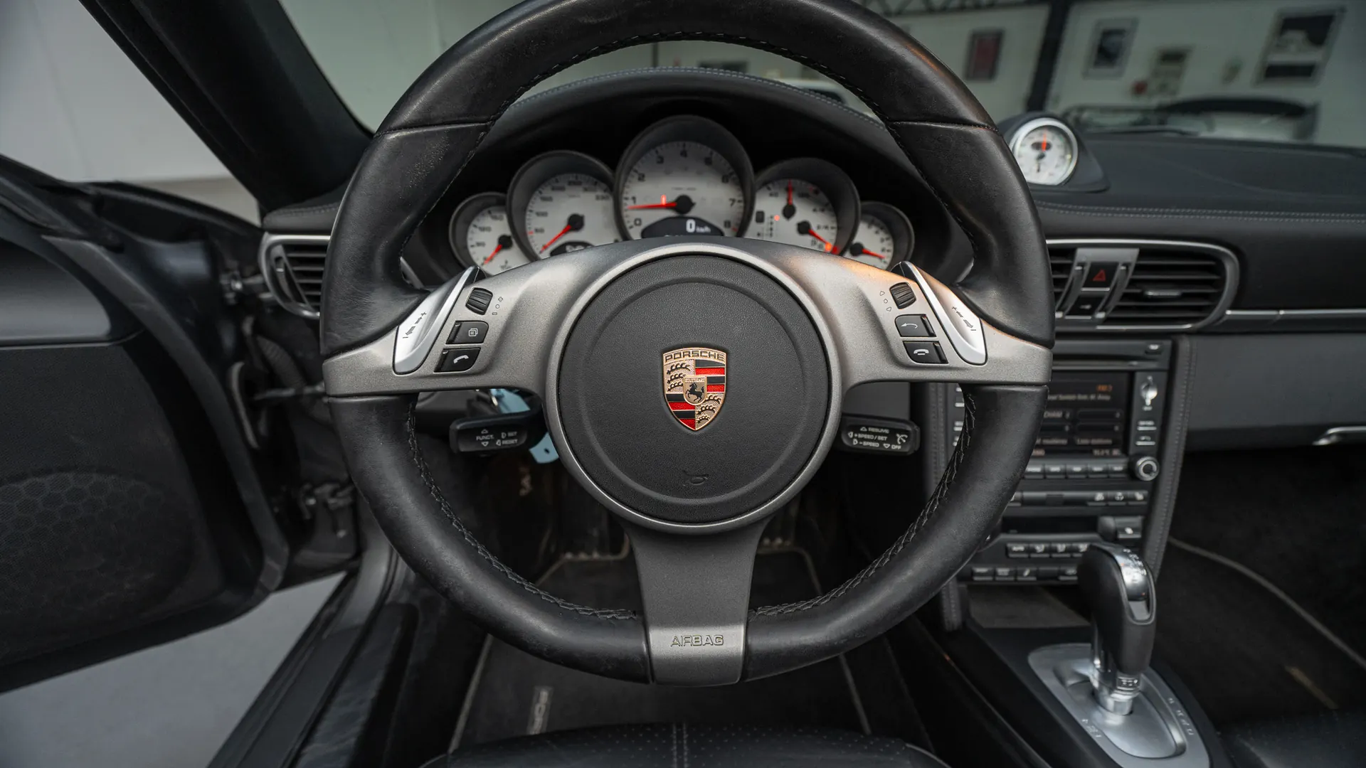 Porsche 911 — photo 12