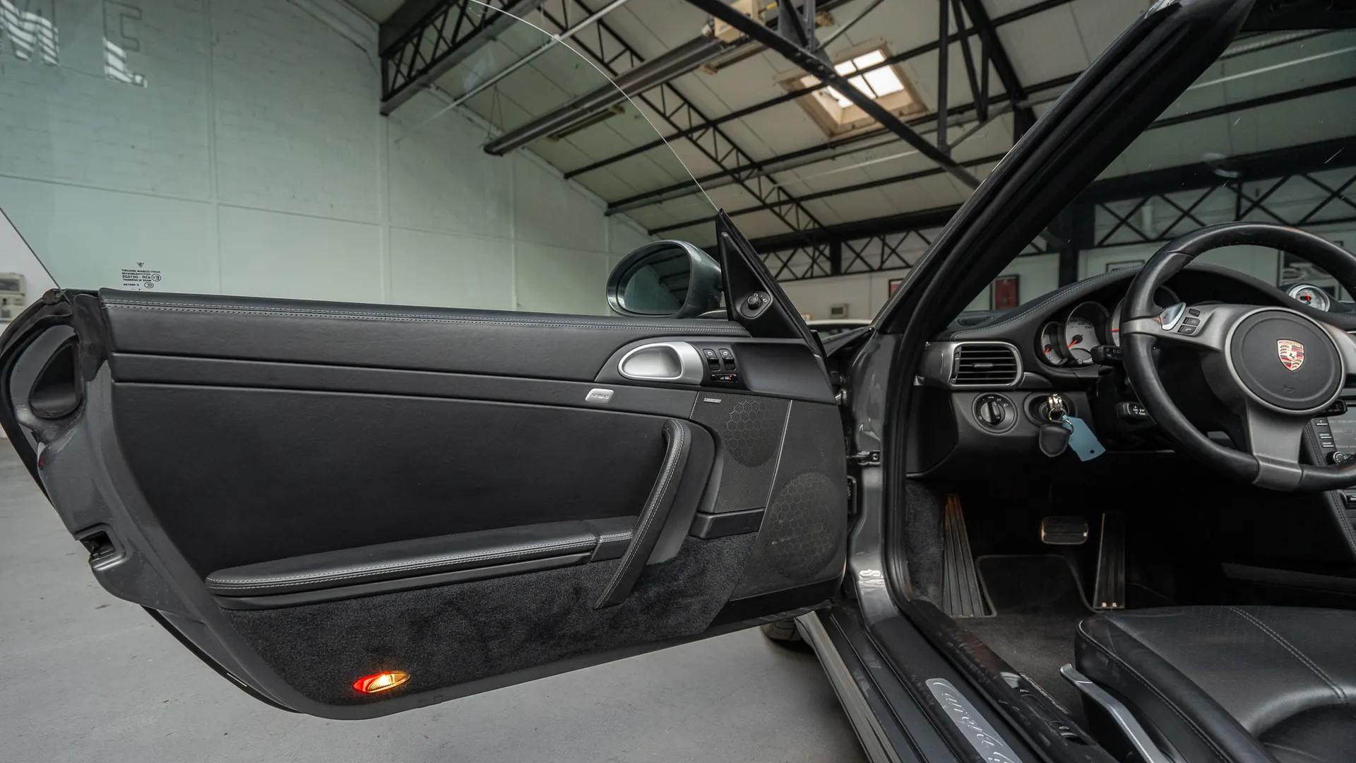 Porsche 911 — photo 17