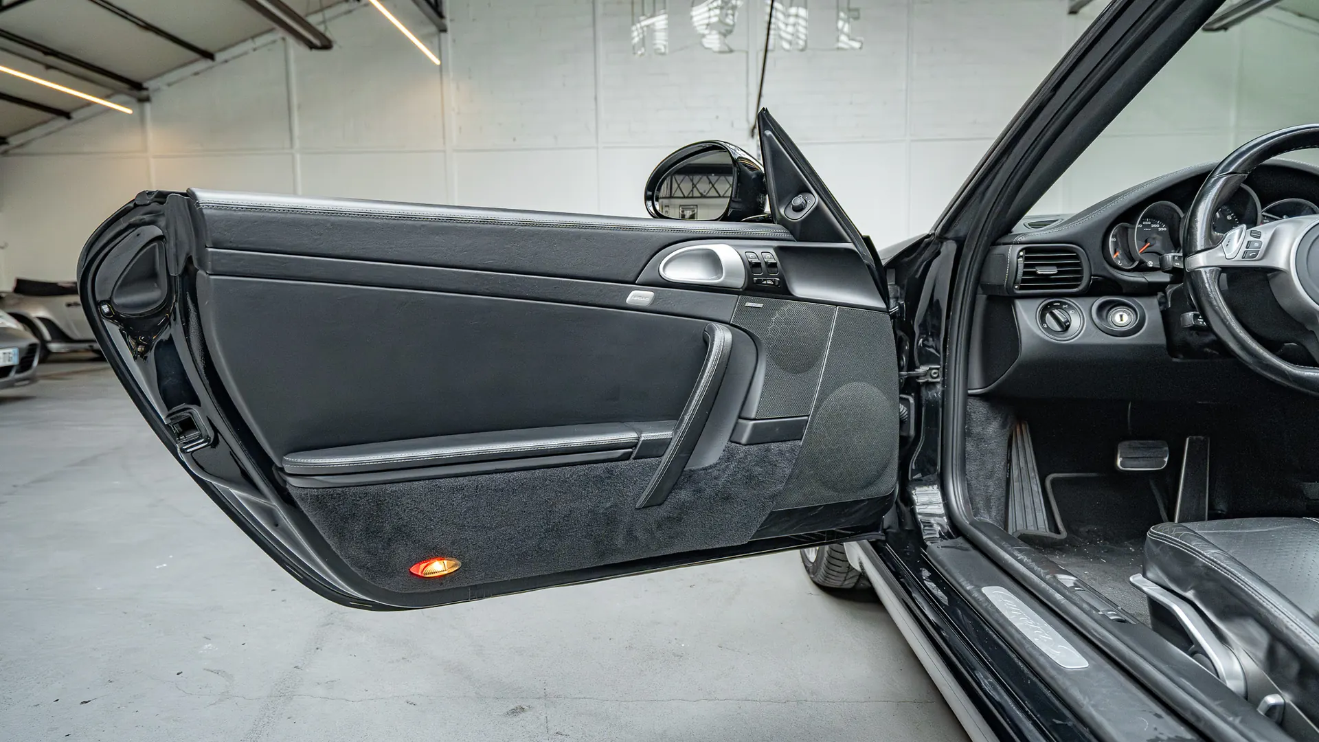 Porsche 911 — photo 25