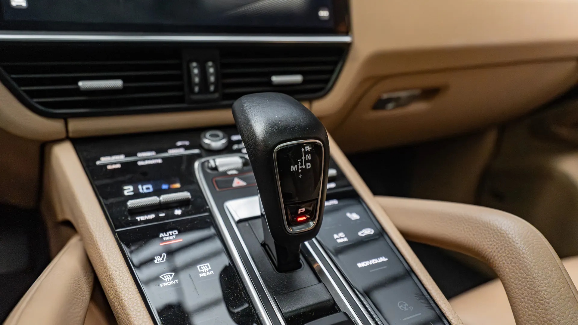 Porsche Cayenne — photo 18