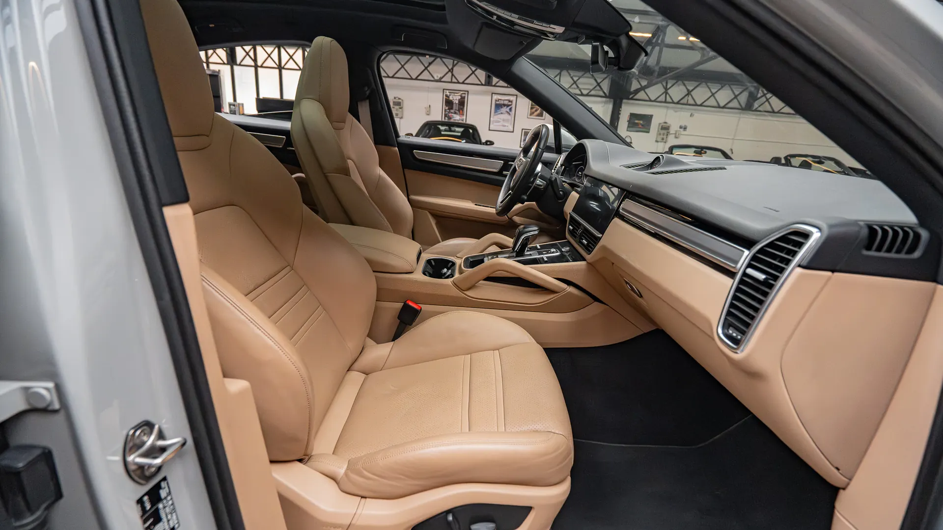 Porsche Cayenne — photo 29