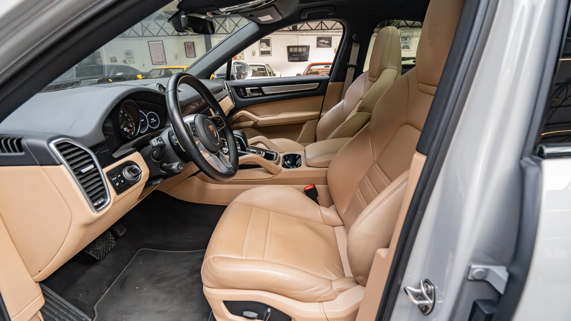 Porsche Cayenne — photo 9