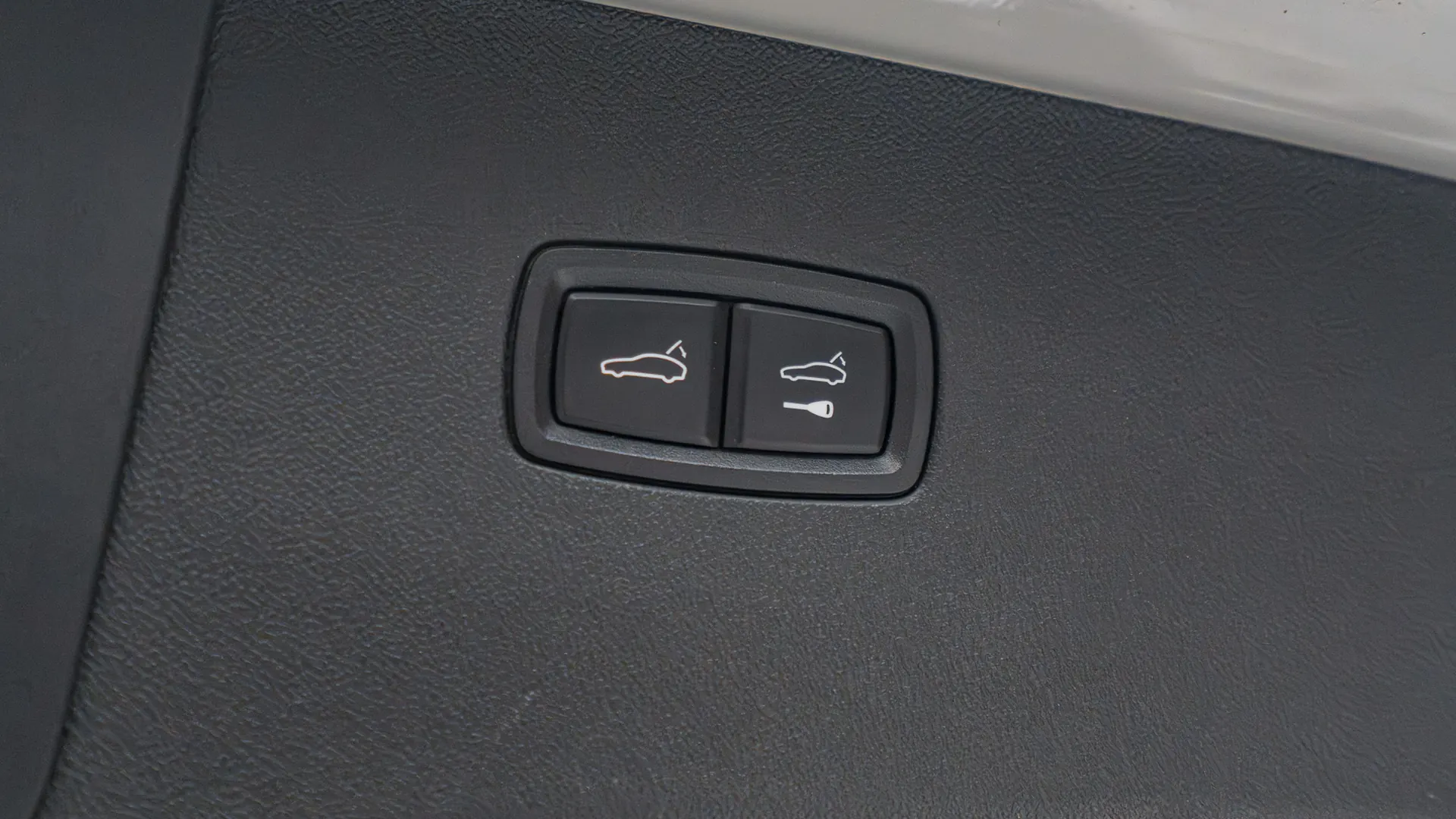 Porsche Cayenne — photo 28