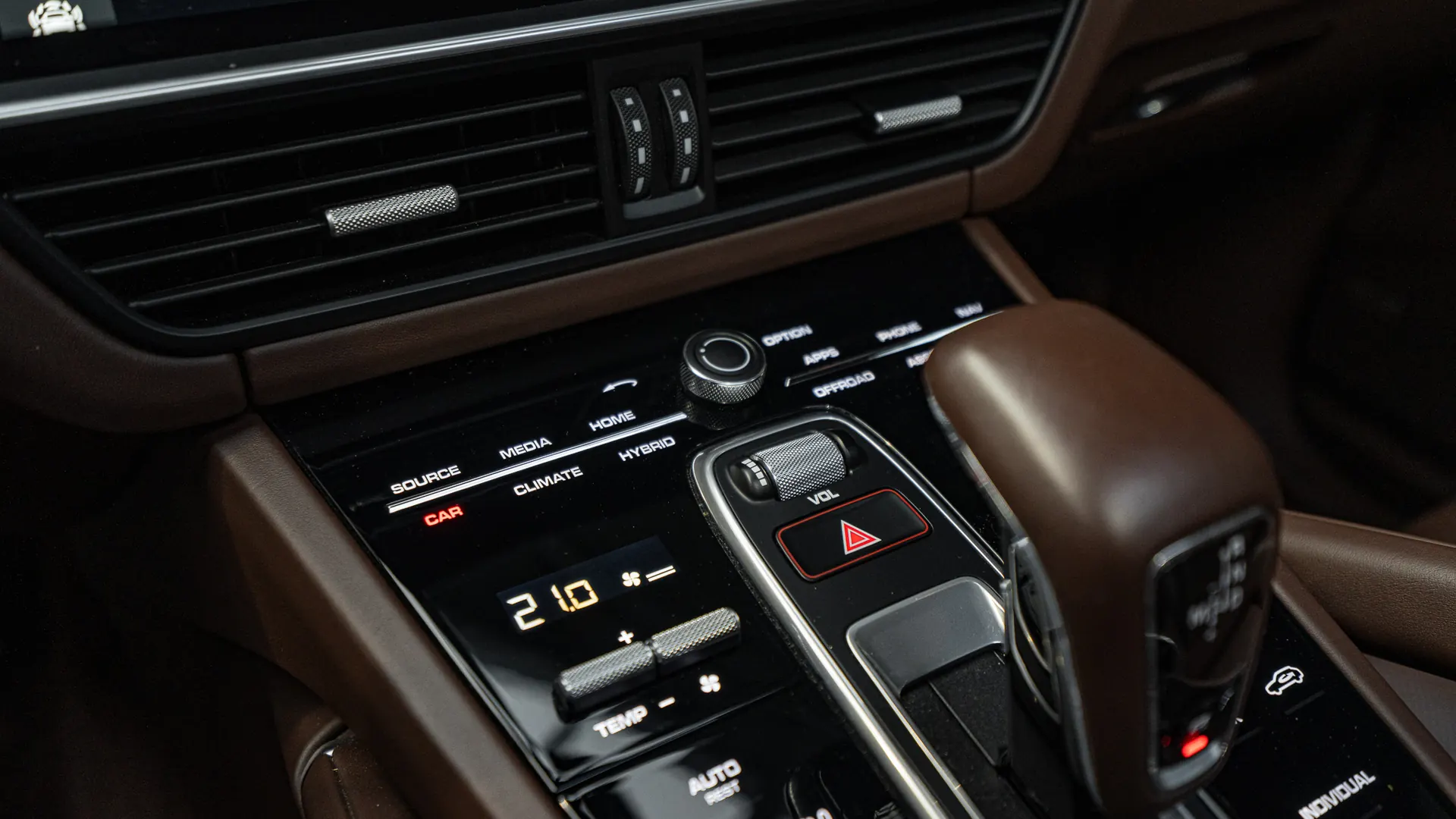 Porsche Cayenne — photo 21