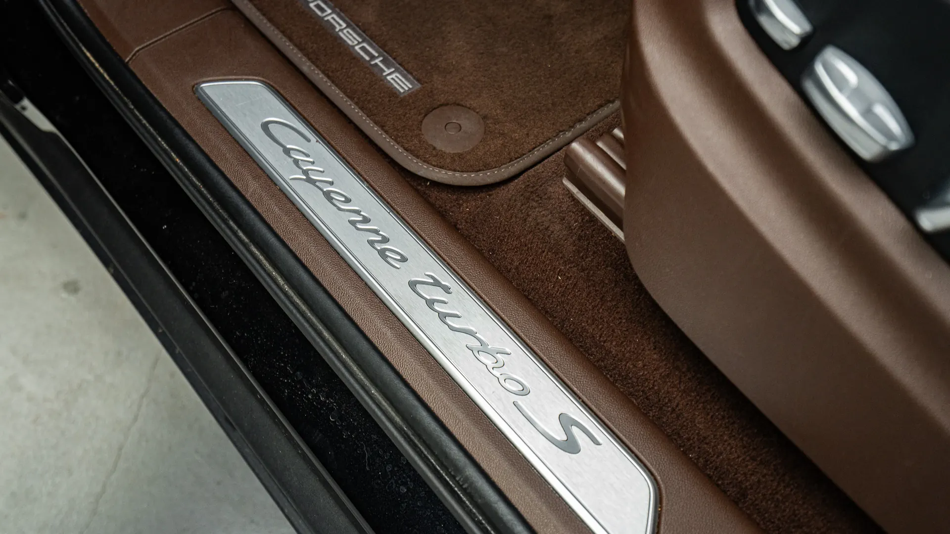 Porsche Cayenne — photo 29