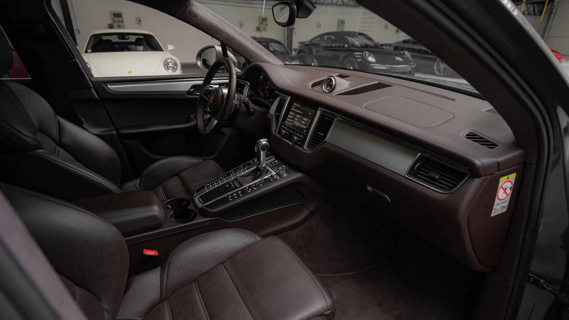 Porsche Macan — photo 14
