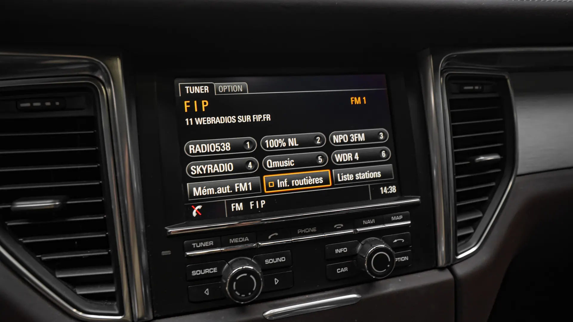 Porsche Macan — photo 28