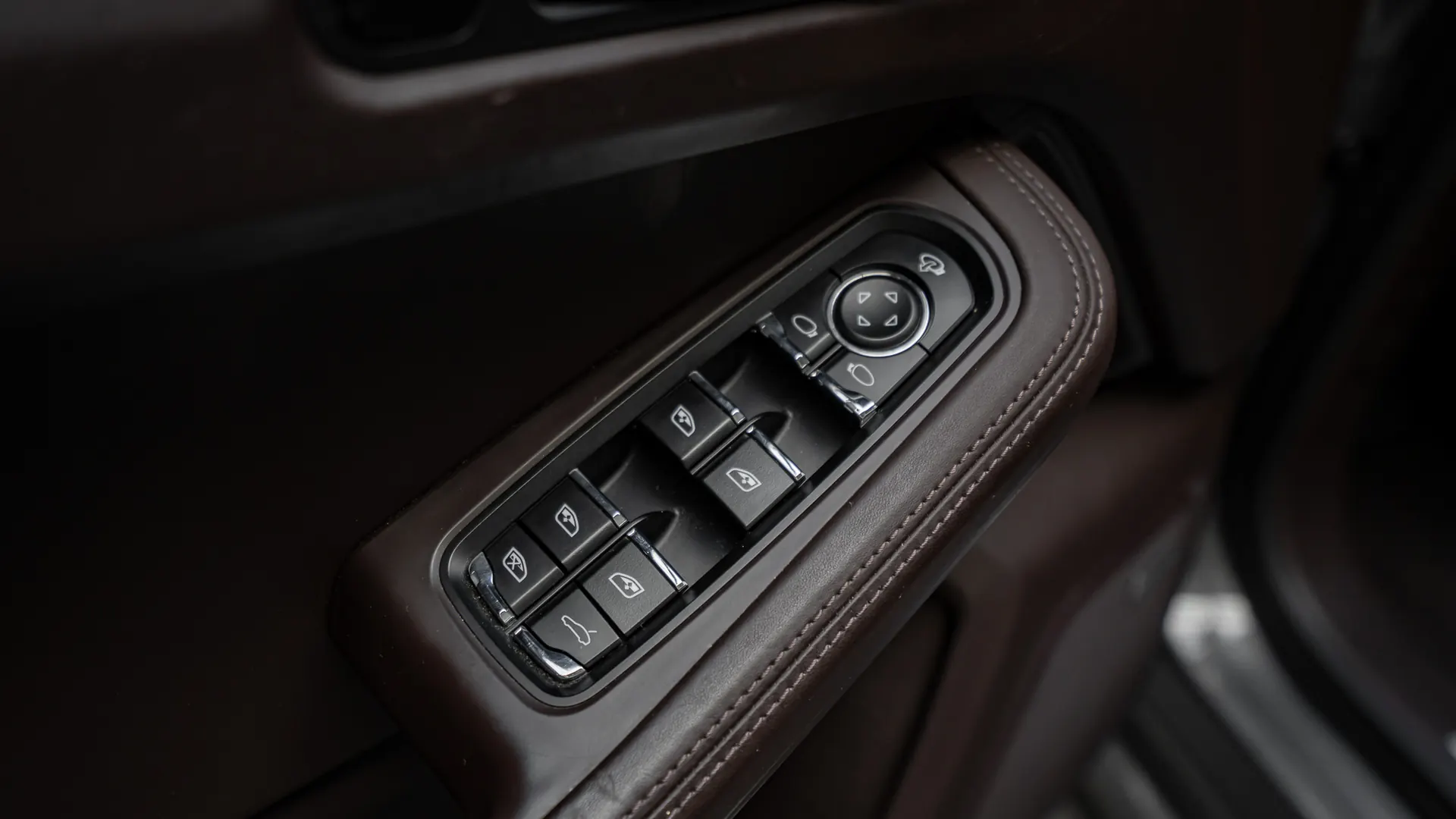 Porsche Macan — photo 18