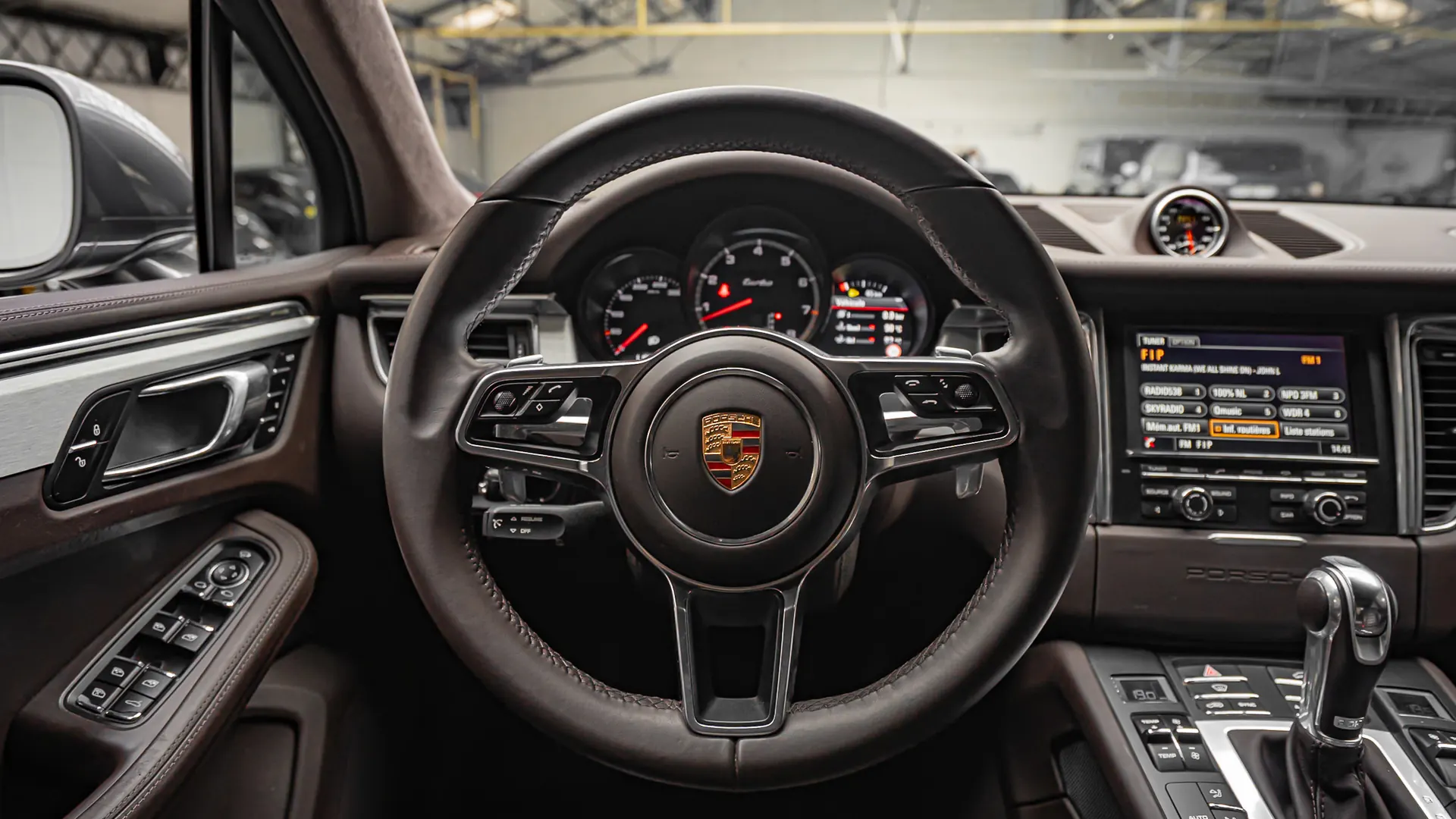 Porsche Macan — photo 12