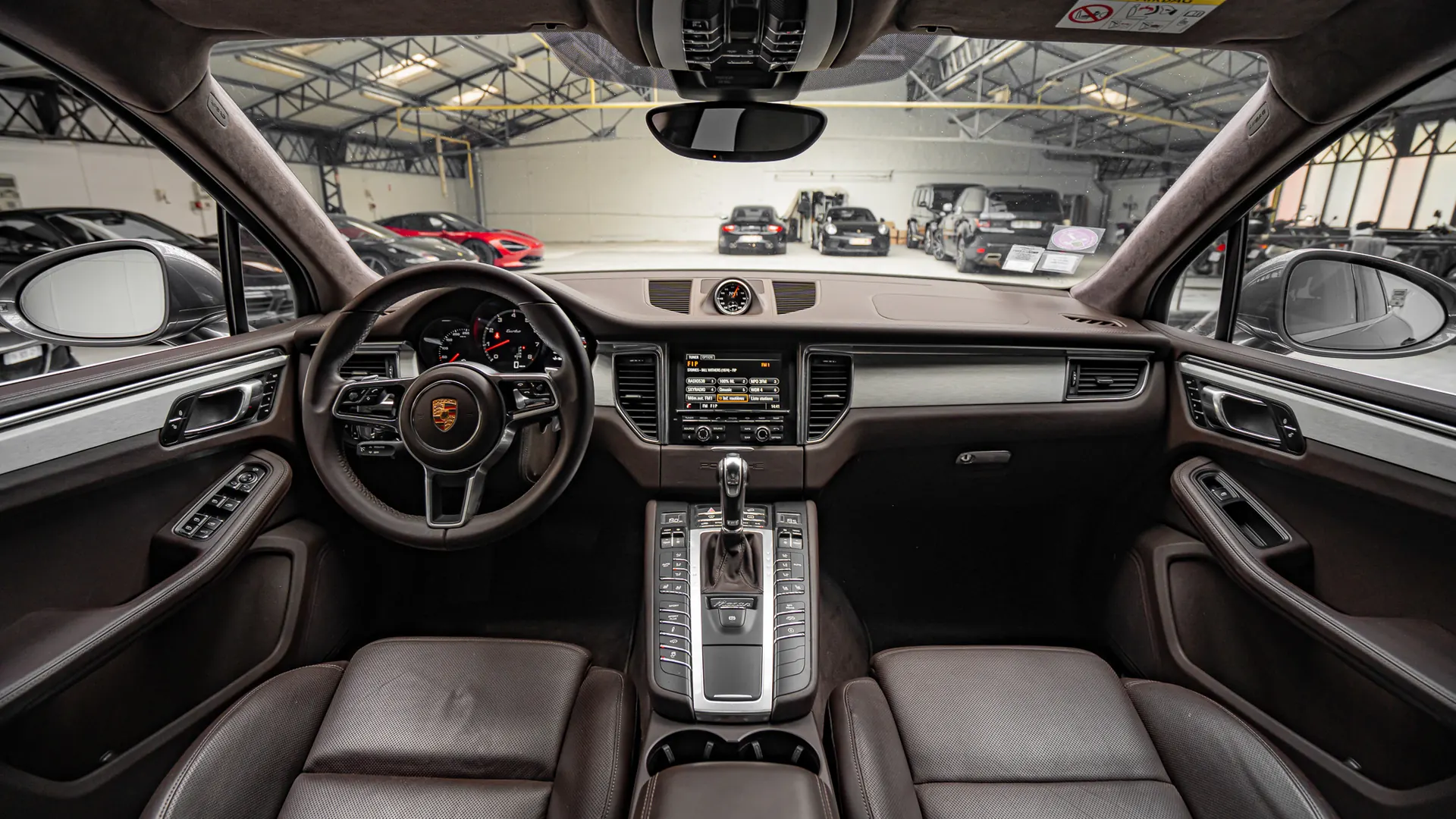 Porsche Macan — photo 11