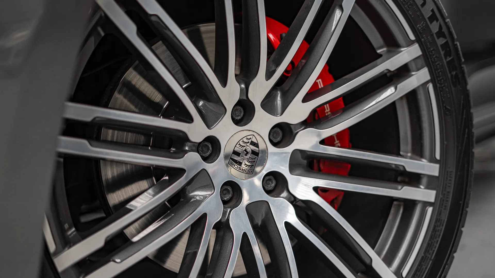 Porsche Macan — photo 35
