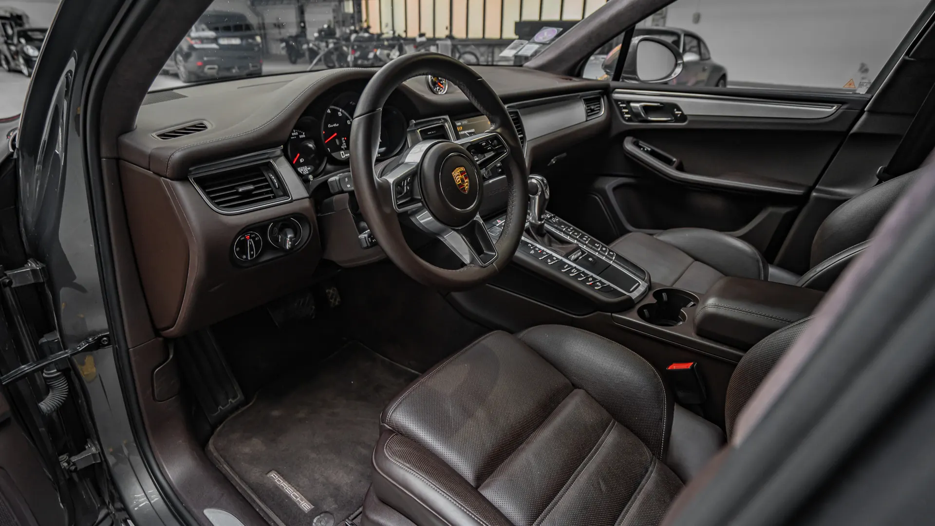 Porsche Macan — photo 8