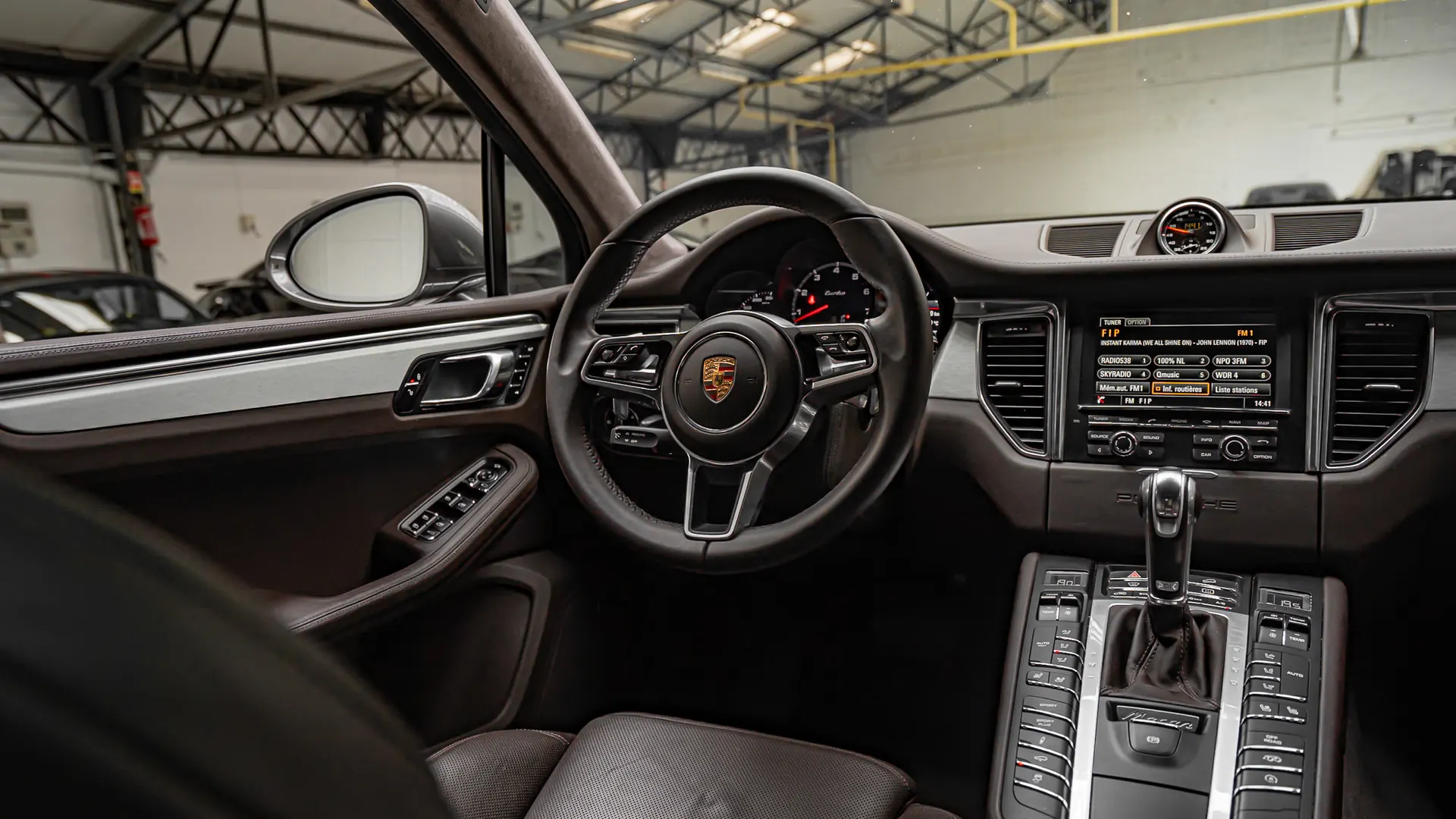 Porsche Macan — photo 13