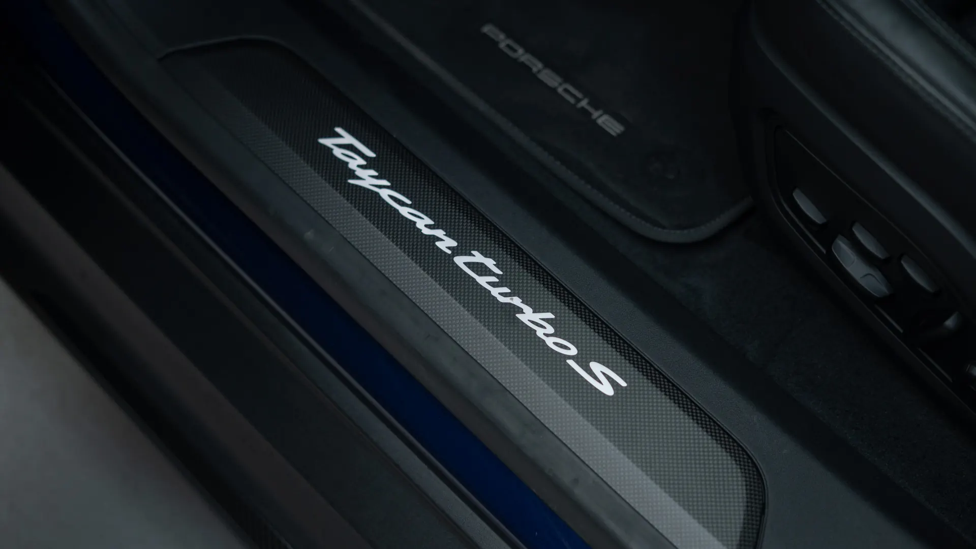 Porsche Taycan — photo 25