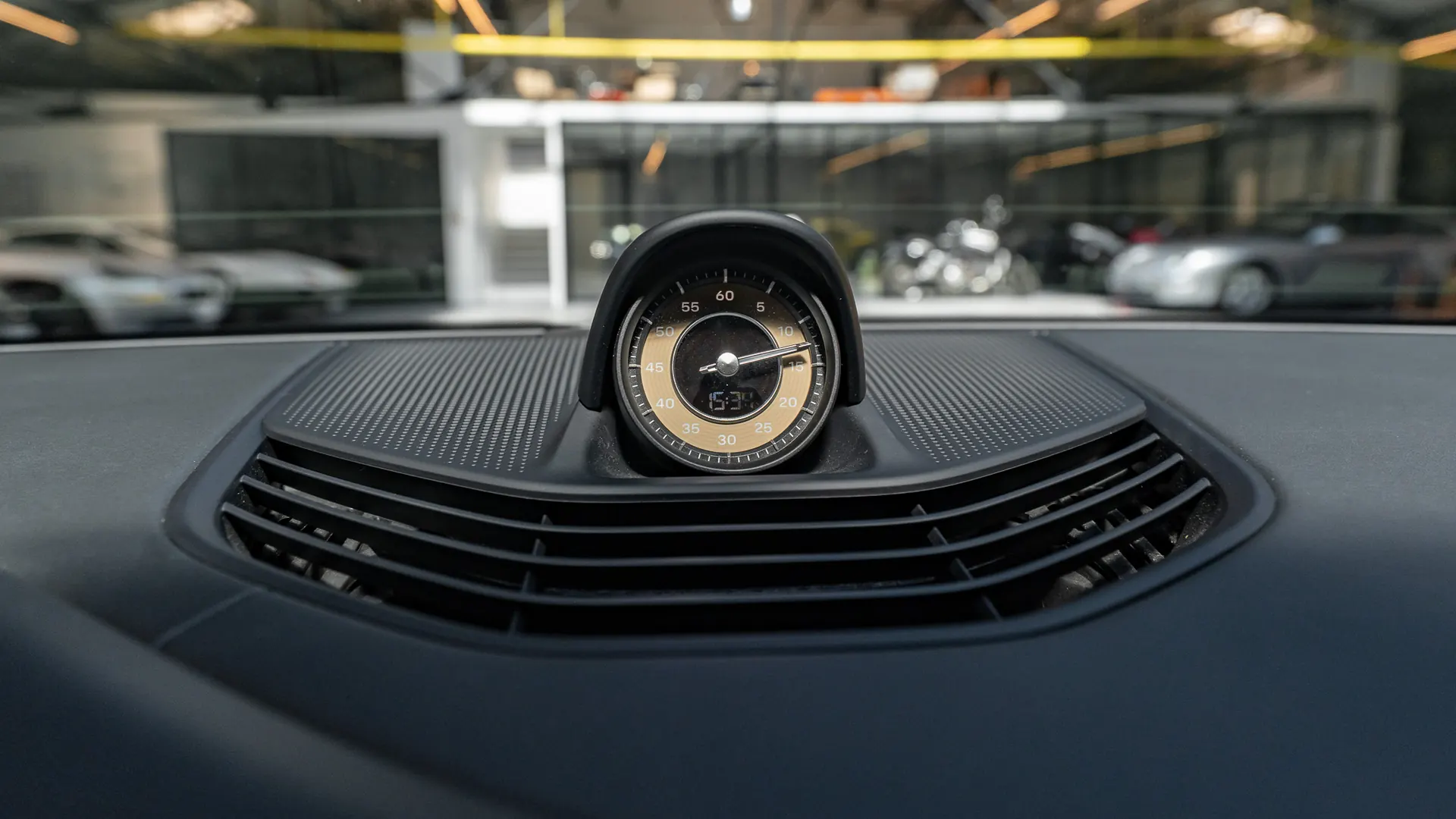 Porsche Taycan — photo 16