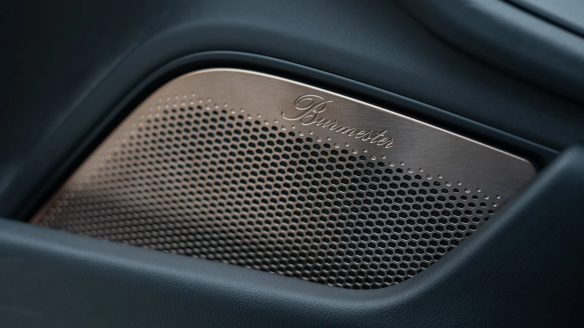 Porsche Taycan — photo 27