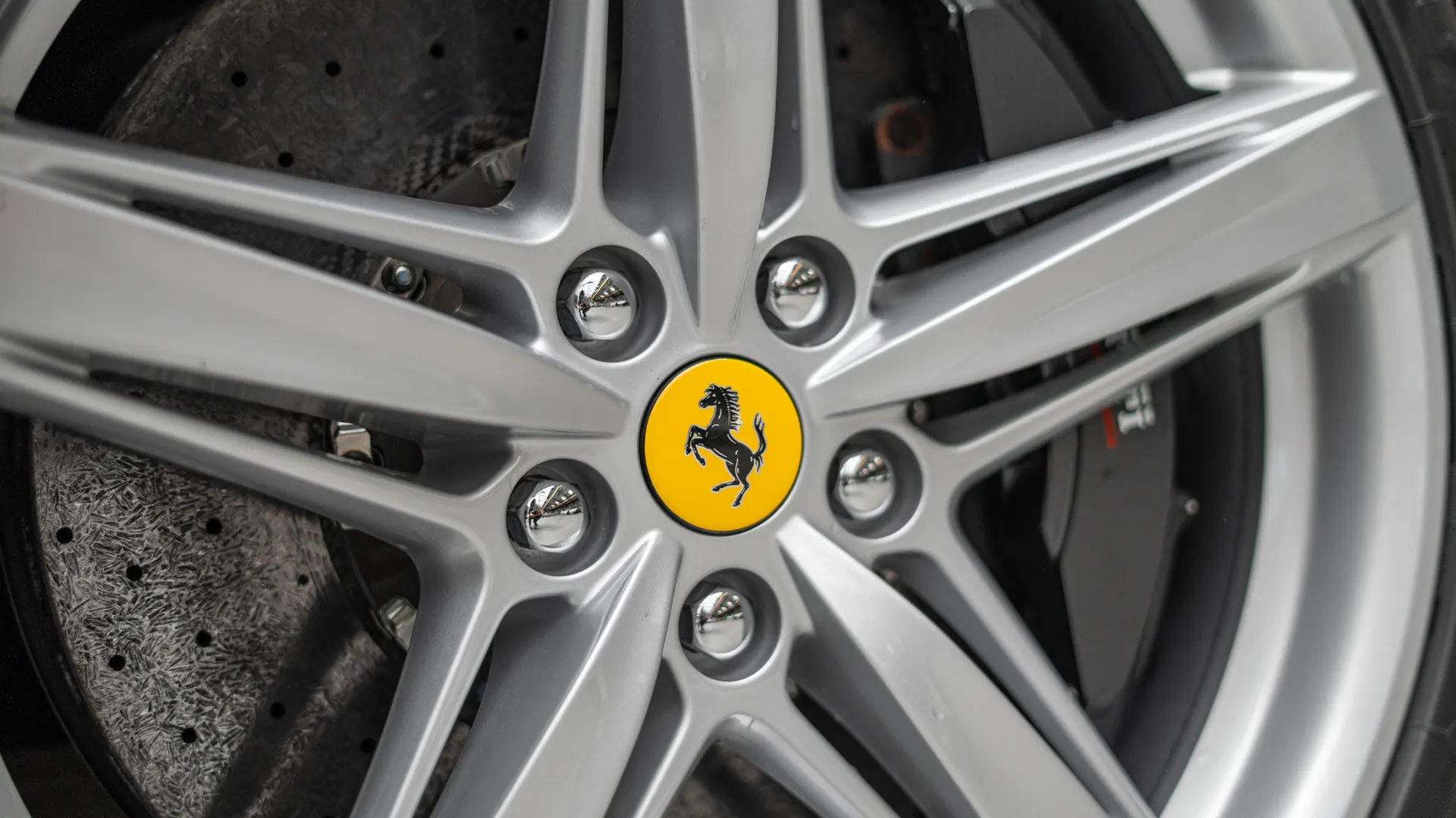 Ferrari F12 — photo 37