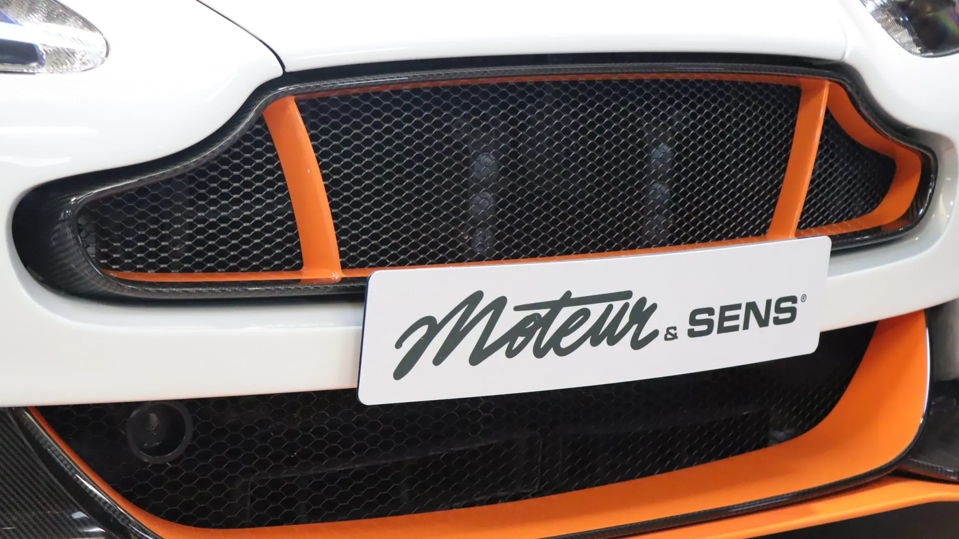 Aston Martin VANTAGE — photo 40