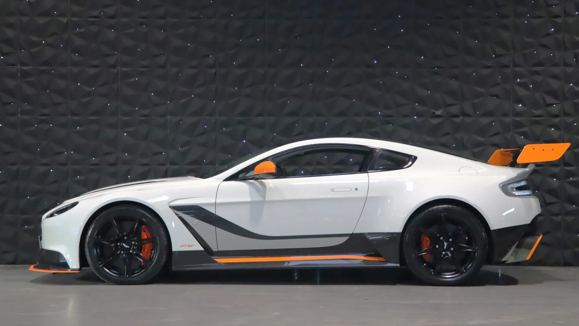 Aston Martin VANTAGE — photo 5