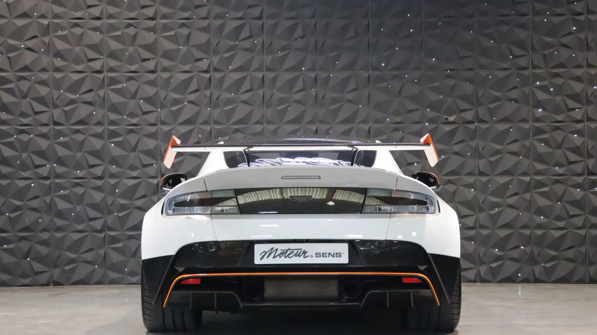 Aston Martin VANTAGE — photo 4