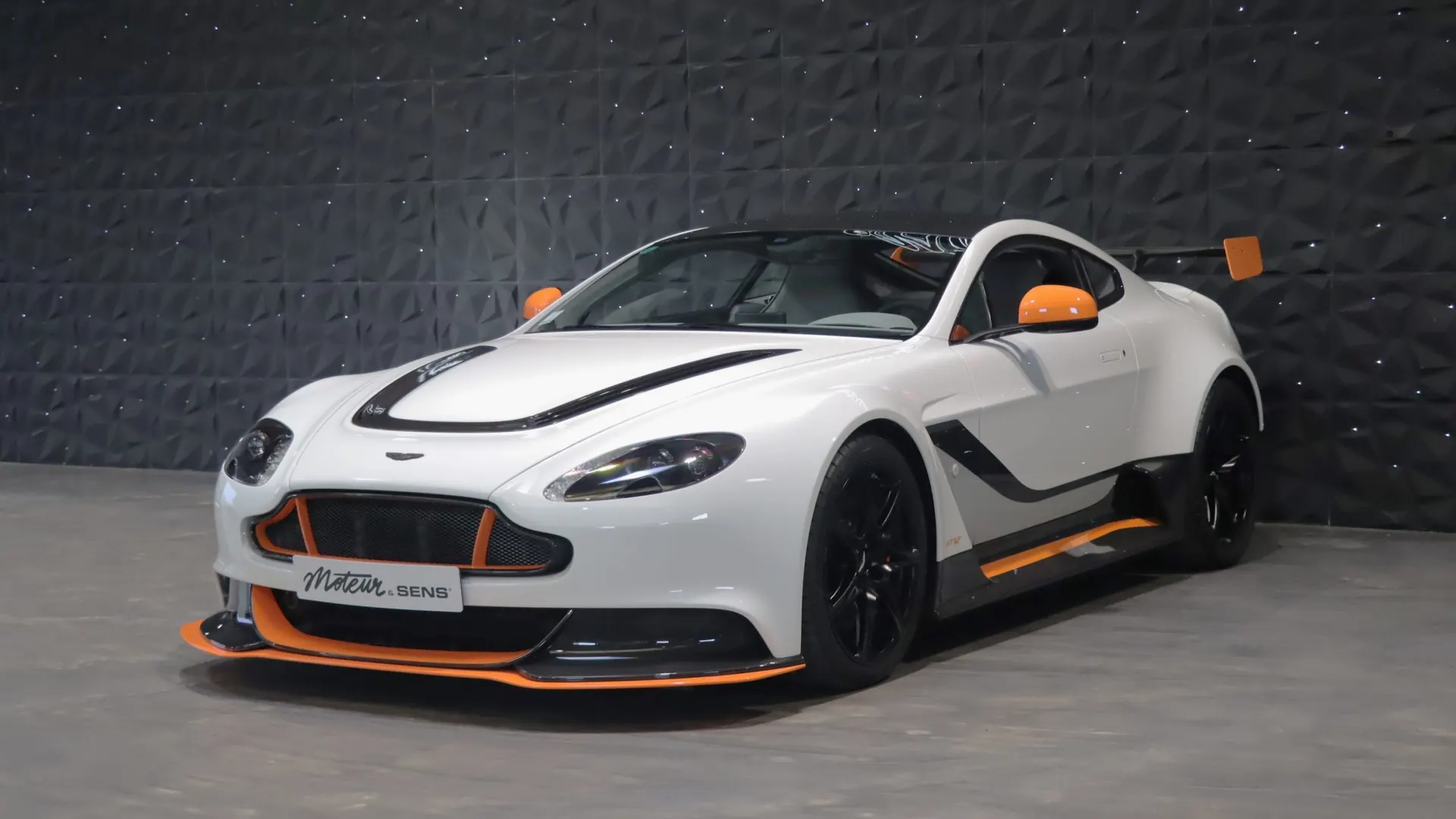 Aston Martin VANTAGE — photo 45