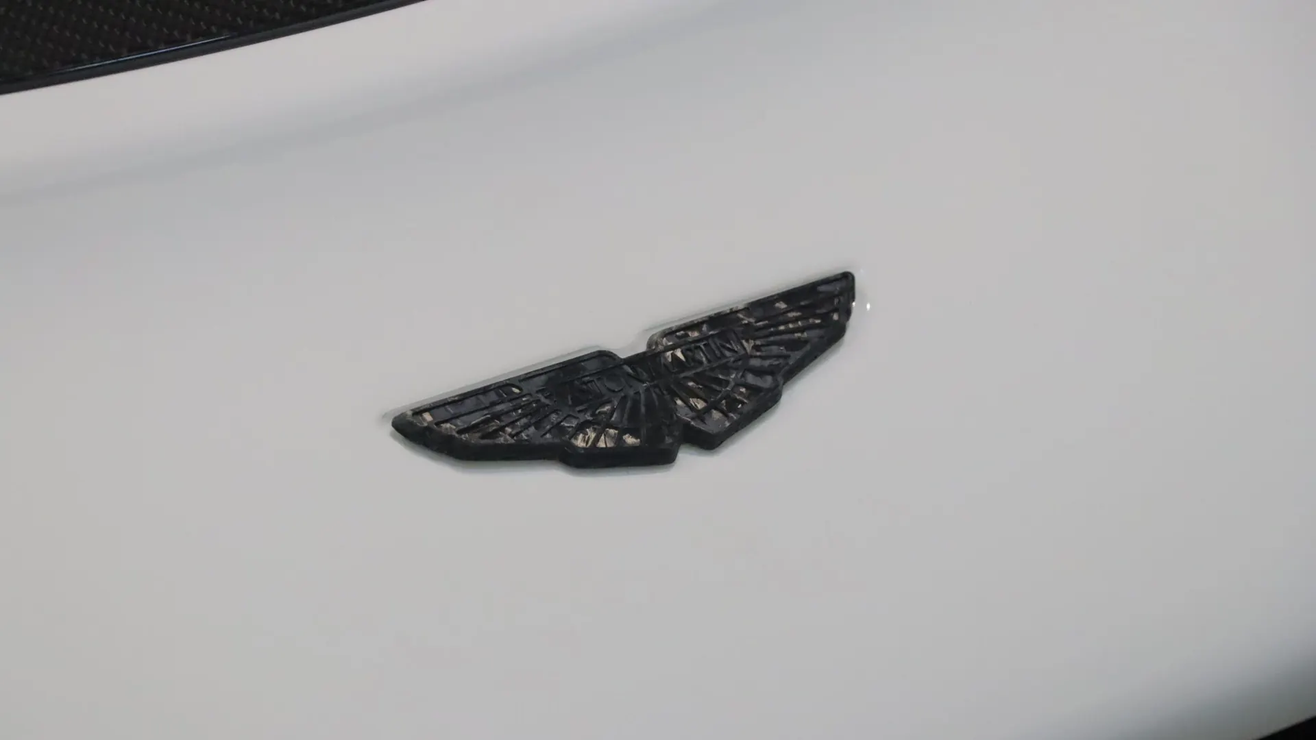 Aston Martin VANTAGE — photo 39
