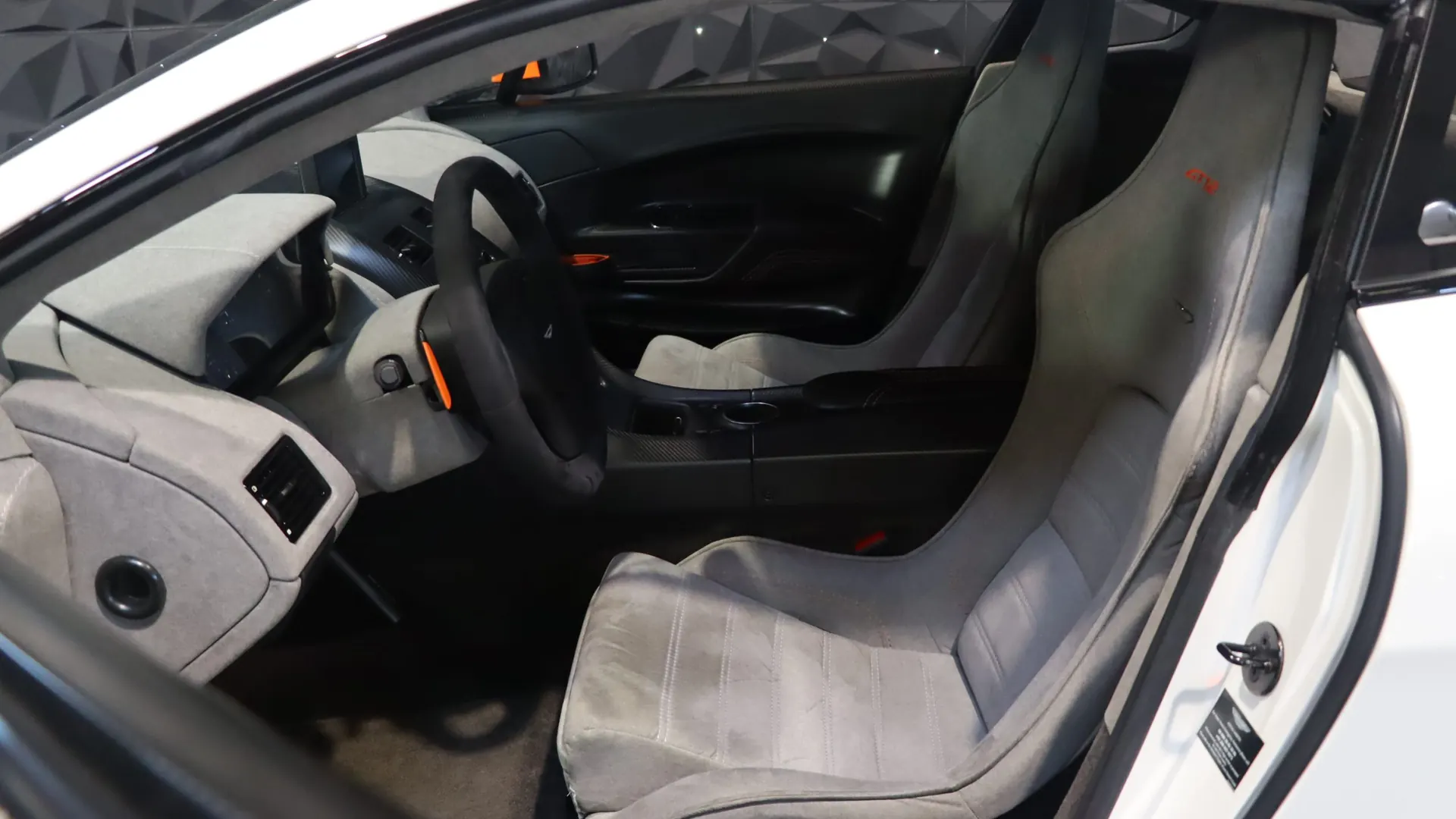 Aston Martin VANTAGE — photo 7