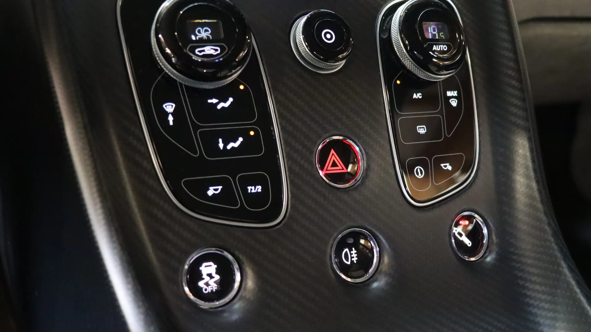 Aston Martin VANTAGE — photo 31