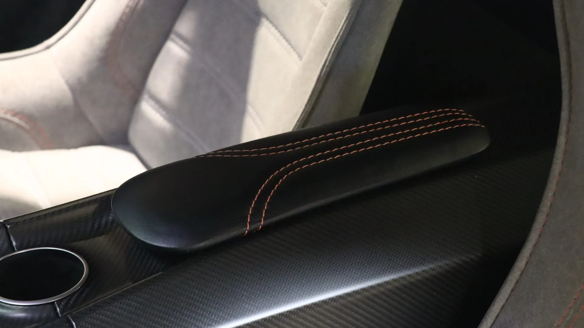 Aston Martin VANTAGE — photo 33