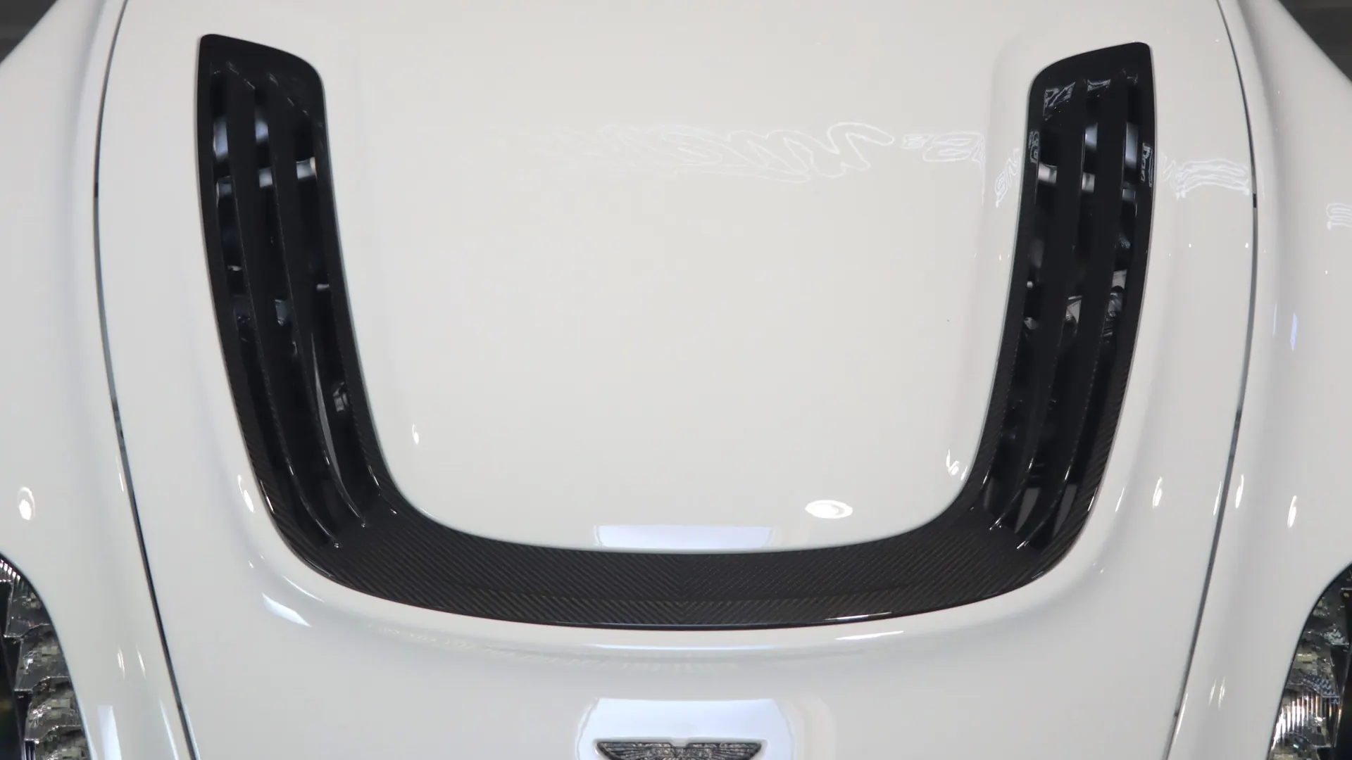 Aston Martin VANTAGE — photo 37