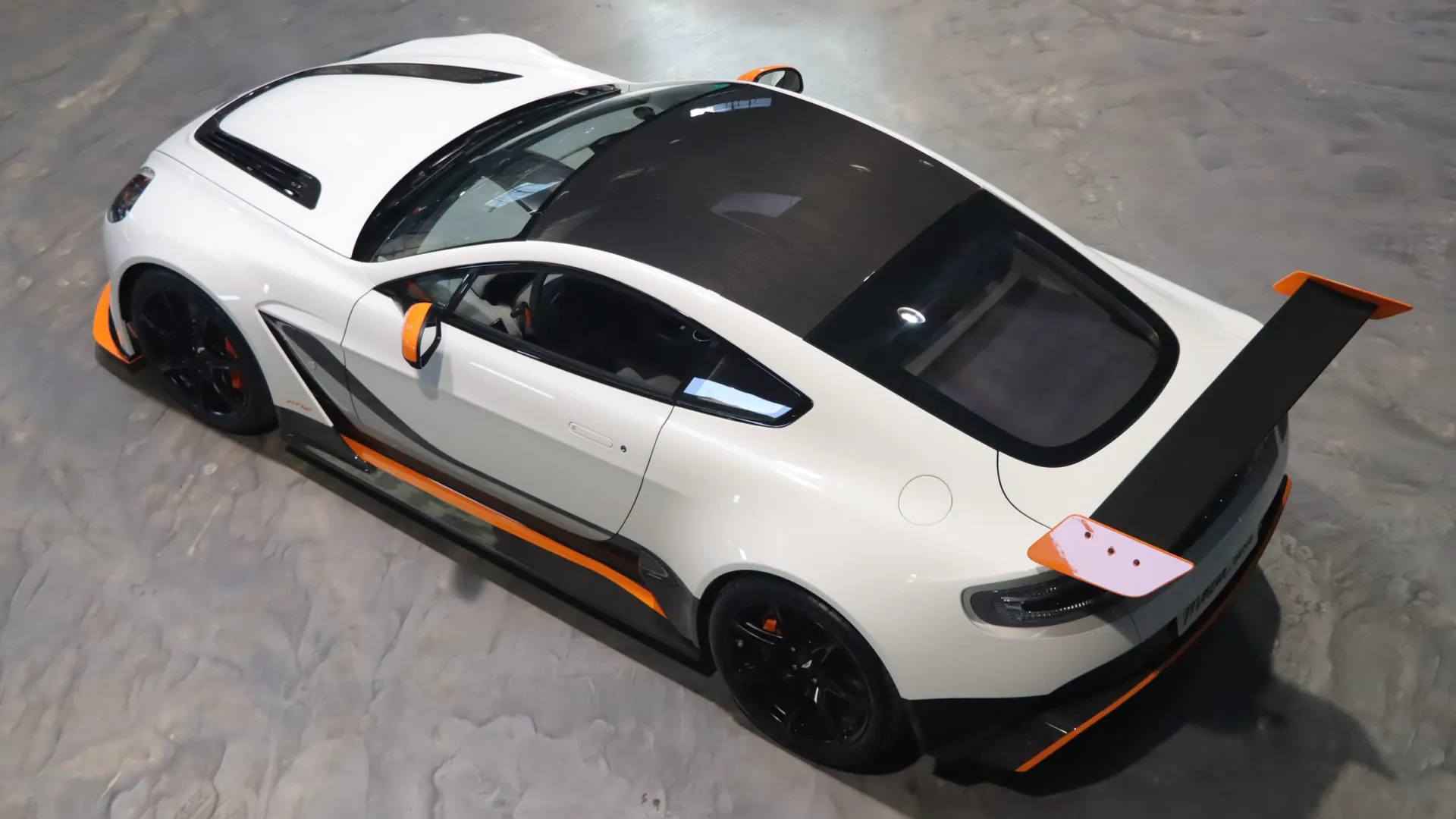 Aston Martin VANTAGE — photo 34