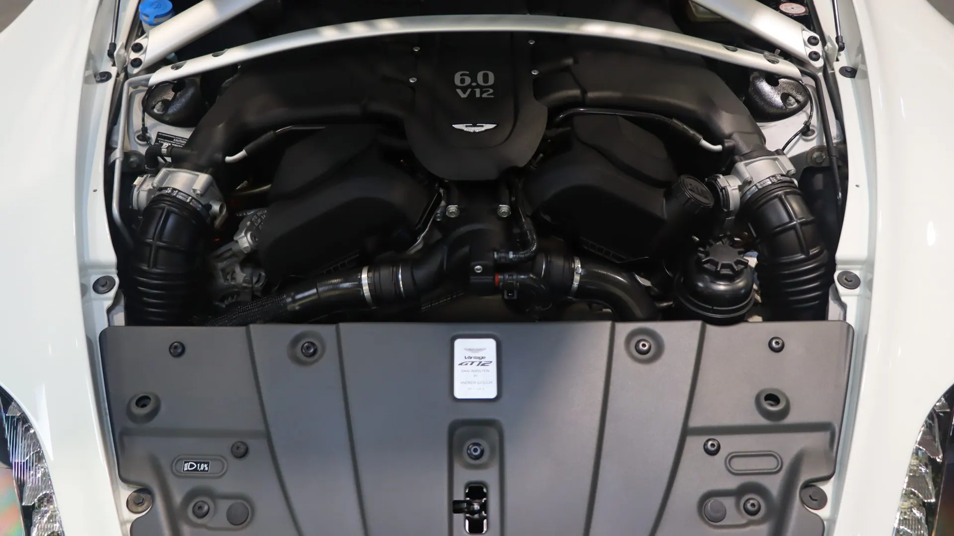 Aston Martin VANTAGE — photo 42