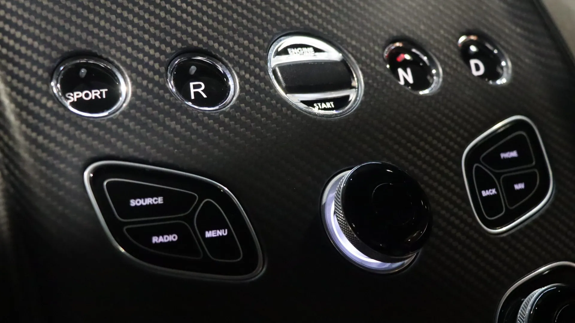 Aston Martin VANTAGE — photo 30
