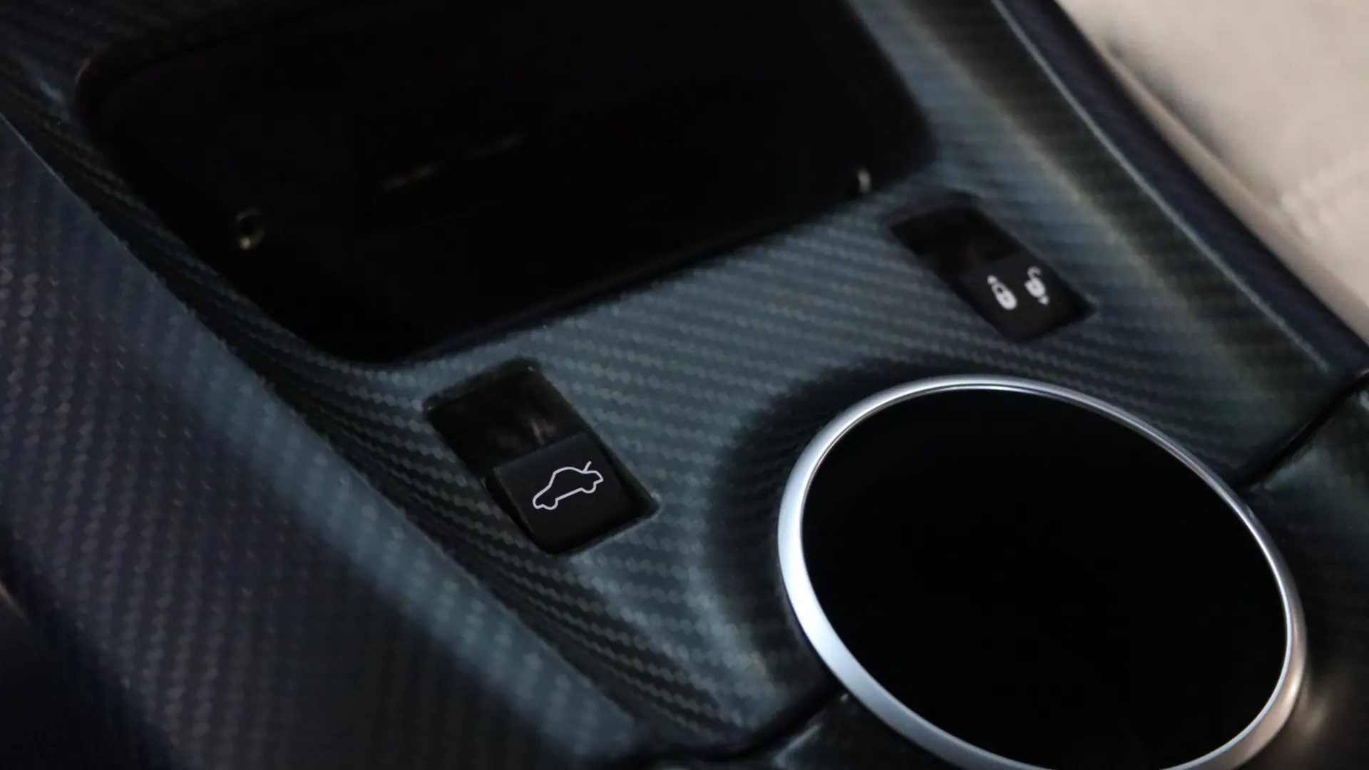 Aston Martin VANTAGE — photo 32