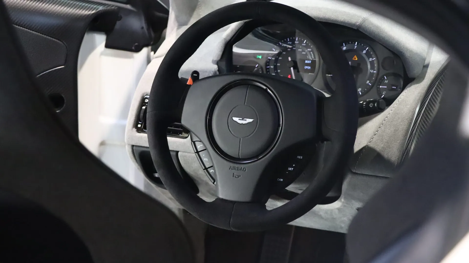 Aston Martin VANTAGE — photo 26