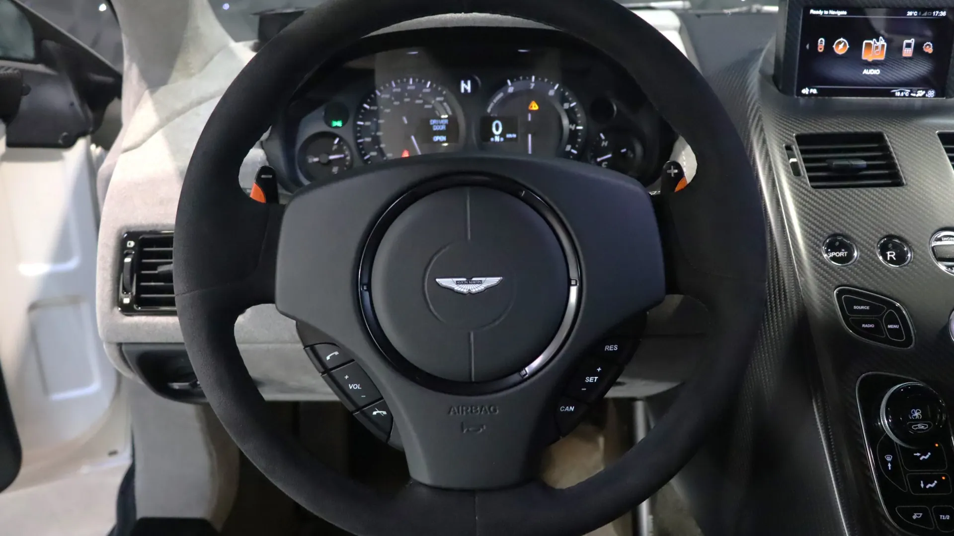 Aston Martin VANTAGE — photo 9
