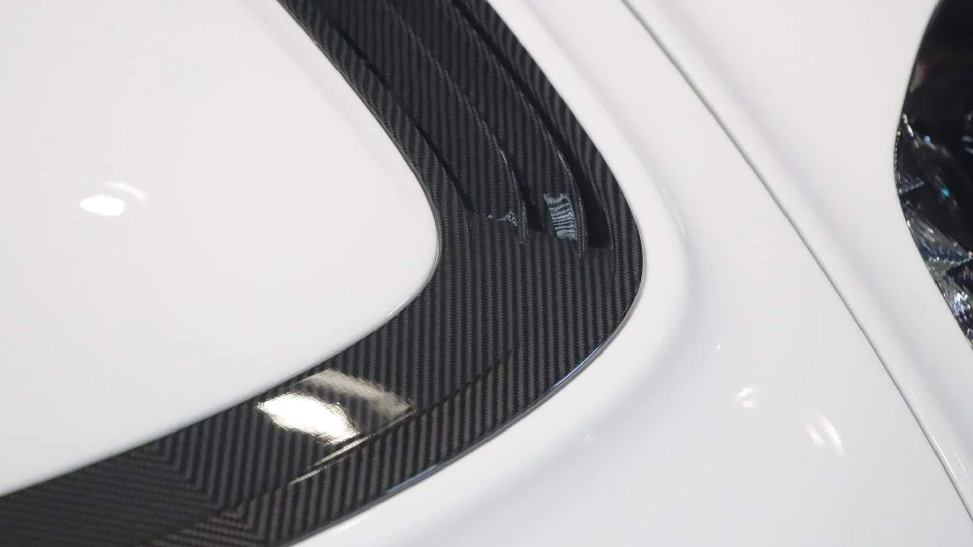 Aston Martin VANTAGE — photo 38