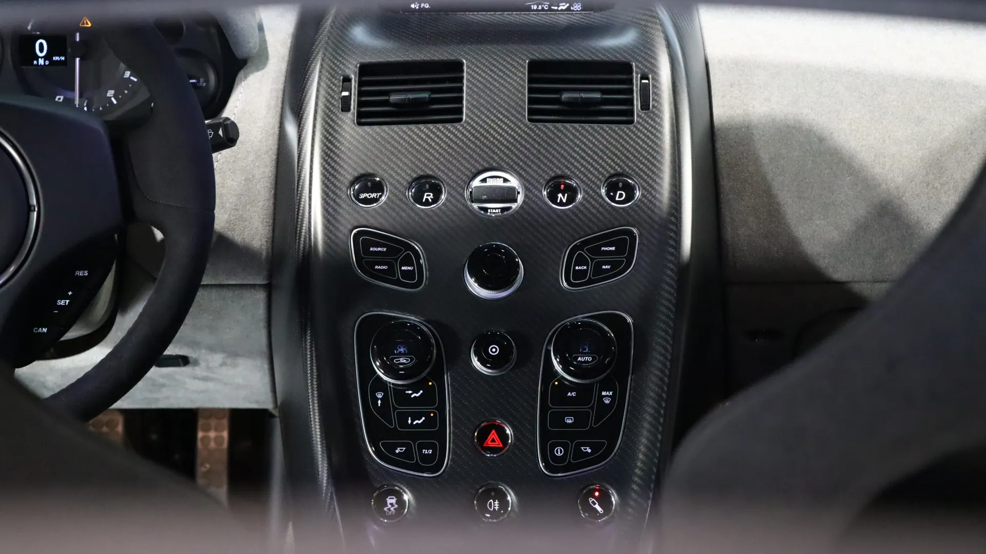 Aston Martin VANTAGE — photo 29