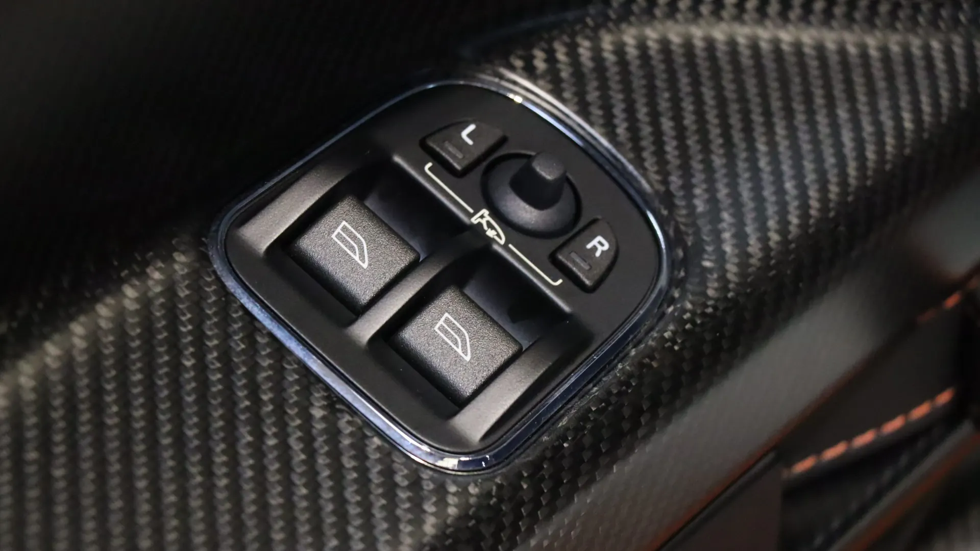 Aston Martin VANTAGE — photo 11