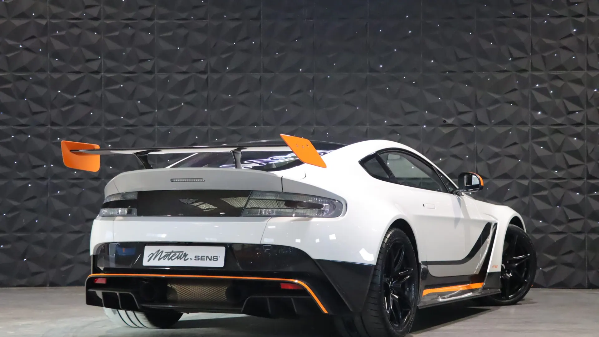 Aston Martin VANTAGE — photo 2