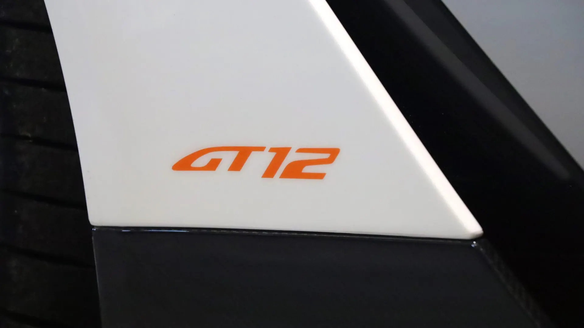 Aston Martin VANTAGE — photo 48